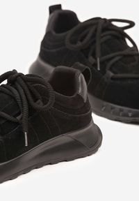 Renee - Czarne Zamszowe Sneakersy z Wkładką ze Skóry Naturalnej Dolavienne. Kolor: czarny. Materiał: zamsz, skóra. Szerokość cholewki: normalna #4