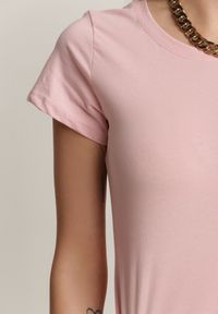 Renee - Jasnoróżowy T-shirt Ariema. Kolor: różowy. Materiał: dzianina. Długość rękawa: krótki rękaw. Długość: krótkie. Wzór: gładki