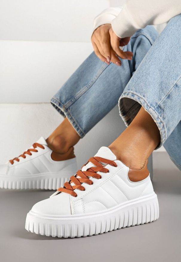 Born2be - Biało-Brązowe Sneakersy na Grubej Tłoczonej Podeszwie Zdivila. Kolor: biały. Materiał: jeans