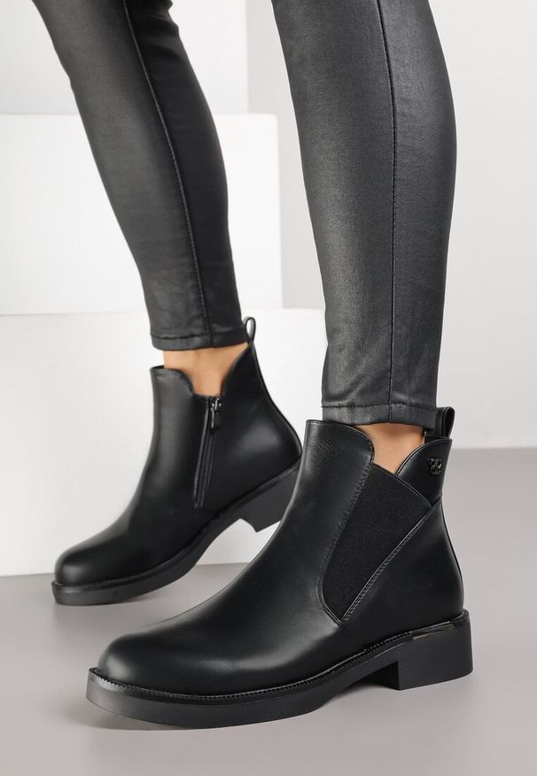 Renee - Czarne Botki Sztyblety Zdobione Aplikacją przy Obcasie Meralie. Okazja: na imprezę, na co dzień. Kolor: czarny. Materiał: jeans. Wzór: aplikacja. Obcas: na obcasie. Styl: klasyczny, casual. Wysokość obcasa: średni