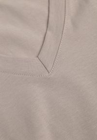 Renee - Beżowy T-shirt Bawełniany z Dekoltem w V Adozixie. Okazja: na co dzień. Kolor: beżowy. Materiał: bawełna. Styl: street, casual #5