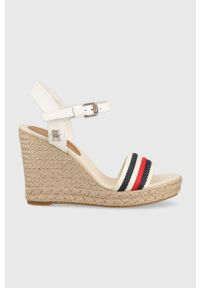 TOMMY HILFIGER - Tommy Hilfiger sandały CORPORATE WEDGE damskie kolor beżowy na koturnie FW0FW07086. Zapięcie: klamry. Kolor: beżowy. Materiał: materiał. Obcas: na koturnie #1
