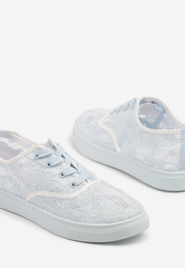 Renee - Jasnoniebieskie Tenisówki Ozdobione Koronką Orrisanne. Okazja: na co dzień. Kolor: niebieski. Materiał: koronka. Wzór: aplikacja, koronka. Styl: sportowy, casual, elegancki