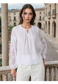 Sinsay - Koszulowa bluzka z żakardowymi rękawami - biały. Kolor: biały. Materiał: żakard #1