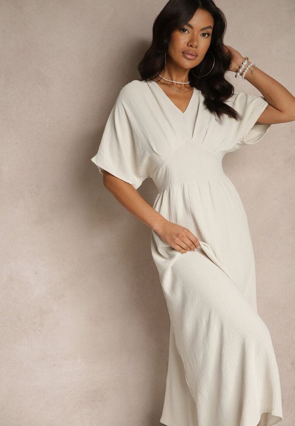 Renee - Jasnobeżowa Sukienka z Bawełną i Marszczoną Górą Filaviela. Okazja: na co dzień, na spacer. Typ kołnierza: dekolt w serek. Kolor: beżowy. Materiał: bawełna. Długość rękawa: krótki rękaw. Sezon: lato. Styl: casual