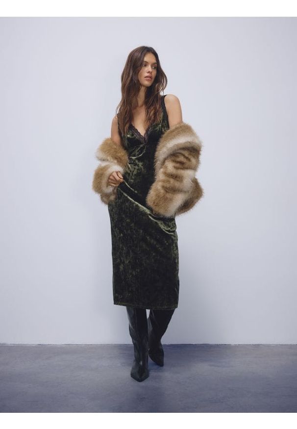 Reserved - Welurowa sukienka midi - zielony. Kolor: zielony. Materiał: welur. Typ sukienki: proste. Długość: midi