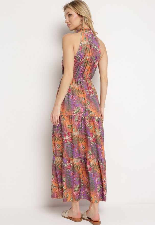 Born2be - Pomarańczowa Taliowana Sukienka w Kwiaty z Gumką w Pasie i Wiązaniem przy Szyi Lusaria. Okazja: na co dzień. Kolor: pomarańczowy. Materiał: skóra. Długość rękawa: bez rękawów. Wzór: kwiaty. Sezon: wiosna, lato. Styl: boho, elegancki, casual