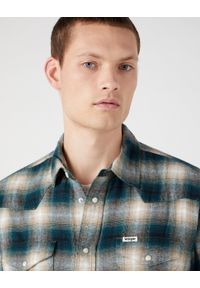 Wrangler - WRANGLER LS WESTERN SHIRT MĘSKA KOSZULA Z DŁUGIM RĘKAWEM W KRATĘ DARK MATCHA W556B3G61. Długość rękawa: długi rękaw. Długość: długie