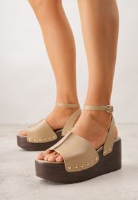Renee - Ciemnobeżowe Sandały na Platformie i Koturnie z Nitami po Bokach Zaehesh. Okazja: na co dzień. Zapięcie: sprzączka. Kolor: beżowy. Materiał: jeans. Obcas: na koturnie. Styl: casual #1