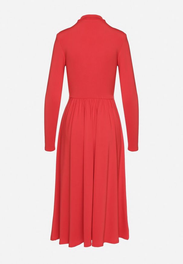 Born2be - Czerwona Rozkloszowana Sukienka z Ozdobnym Wycięciem i Usztywnioną Linią Ramion Rivfedi. Okazja: na co dzień, na imprezę. Kolor: czerwony. Długość rękawa: długi rękaw. Typ sukienki: proste. Styl: casual, elegancki