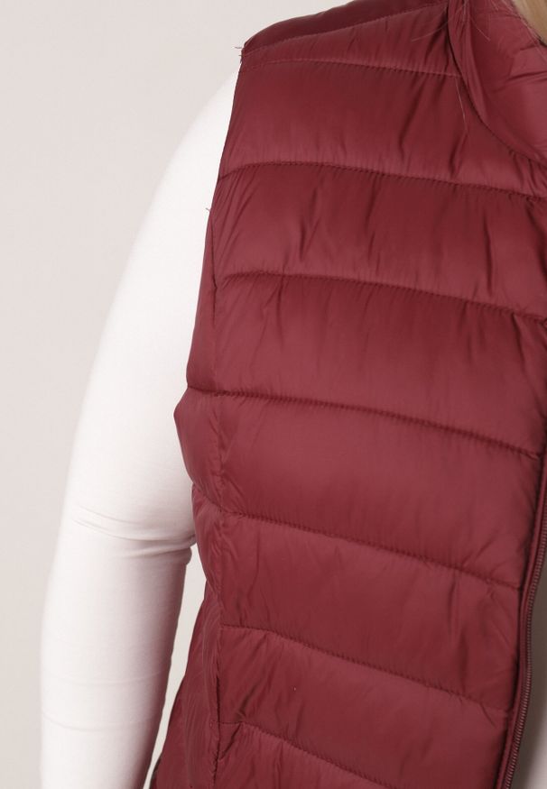 Born2be - Bordowa Pikowana Kamizelka Przejściowa ze Stójką Edanwen. Typ kołnierza: kołnierzyk stójkowy. Kolekcja: plus size. Kolor: czerwony. Materiał: jeans, nylon. Styl: klasyczny