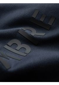 Ombre Clothing - Klasyczna bluza dresowa męska z napisem – granatowa V3. Okazja: na co dzień. Kolor: niebieski. Materiał: dresówka. Wzór: napisy. Styl: klasyczny #4