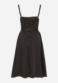 Born2be - Czarna Sukienka z Wiskozą ze Wzorem Pasków Dolereia. Okazja: na co dzień. Kolor: czarny. Materiał: wiskoza. Długość rękawa: na ramiączkach. Styl: casual, klasyczny. Długość: midi #2