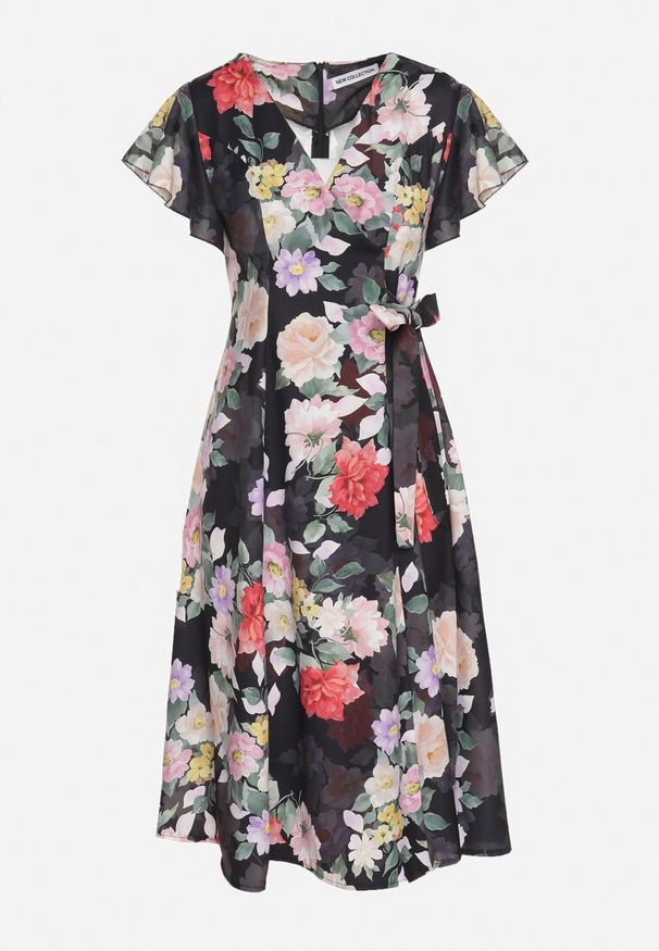 Born2be - Czarna Kwiatowa Sukienka z Kopertowym Dekoltem Atorina. Okazja: na co dzień, do pracy, na spotkanie biznesowe. Typ kołnierza: dekolt kopertowy. Kolor: czarny. Wzór: kwiaty. Typ sukienki: kopertowe. Styl: biznesowy, casual