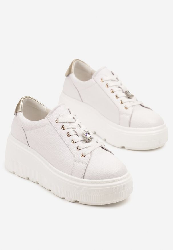 Renee - Białe Sneakersy Skórzane na Platformie z Metaliczną Ozdobą Rivzekia. Okazja: na co dzień. Kolor: biały. Materiał: skóra. Wzór: aplikacja. Obcas: na platformie
