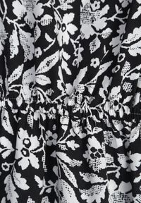 Renee - Czarno-Biała Sukienka Bawełniana na Grubych Ramiączkach z Gumką w Pasie Zapinana na Guziki Tessri. Okazja: na co dzień, na randkę. Kolor: czarny. Materiał: bawełna. Długość rękawa: na ramiączkach. Wzór: kwiaty. Sezon: lato. Typ sukienki: proste. Styl: casual, elegancki, wakacyjny #3