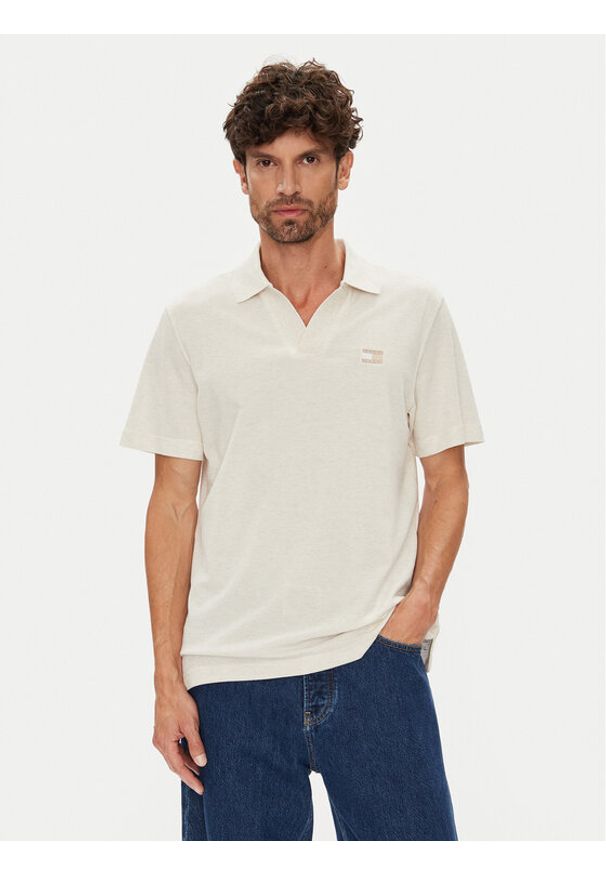 Tommy Jeans Polo Skipper DM0DM21657 Beżowy Regular Fit. Typ kołnierza: polo. Kolor: beżowy. Materiał: bawełna