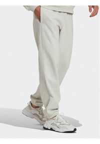 Adidas - adidas Spodnie dresowe Reveal Essentials HK2728 Beżowy Regular Fit. Kolor: beżowy. Materiał: bawełna, dresówka