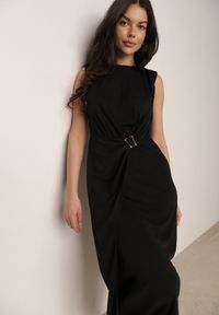 Born2be - Czarna Elegancka Sukienka z Marszczeniami i Drapowaniem o Taliowanym Kroju z Metalowym Akcentem Azaervienne. Okazja: do pracy, na co dzień. Kolor: czarny. Typ sukienki: proste. Styl: elegancki. Długość: maxi #4