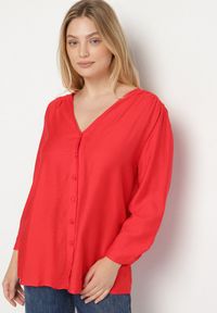 Born2be - Czerwona Koszula z Wiskozy Ozdobiona Marszczonymi Rękawami i Guzikami Lanorea. Okazja: na co dzień. Typ kołnierza: dekolt w serek. Kolor: czerwony. Materiał: wiskoza. Wzór: aplikacja. Styl: klasyczny, casual, elegancki #4