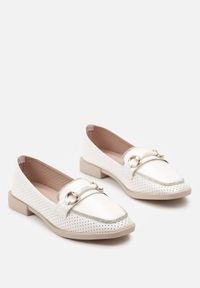 Born2be - Białe Półbuty Loafersy Ozdobione Klamrą Cyrkoniami i Perforacją Jalessa. Zapięcie: klamry. Kolor: biały. Materiał: dzianina. Wzór: aplikacja. Sezon: wiosna, jesień. Styl: elegancki #3