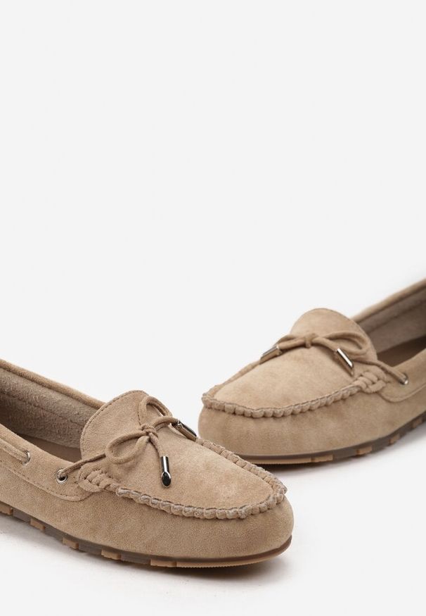 Born2be - Ciemnobeżowe Mokasyny z Ozdobną Kokardką i Wiązaniami po Bokach Vimedia. Okazja: na co dzień. Kolor: beżowy. Materiał: jeans. Styl: casual