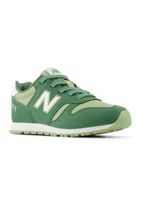 Buty dziecięce New Balance YC373VP2 – zielone. Okazja: na uczelnię. Kolor: zielony. Materiał: guma, materiał, syntetyk. Szerokość cholewki: normalna. Wzór: kolorowy. Model: New Balance 373 #2