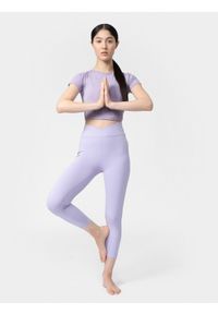 4f - T-shirt crop top do jogi z dodatkiem włókien z recyklingu damski. Kolor: fioletowy. Materiał: włókno. Sport: joga i pilates