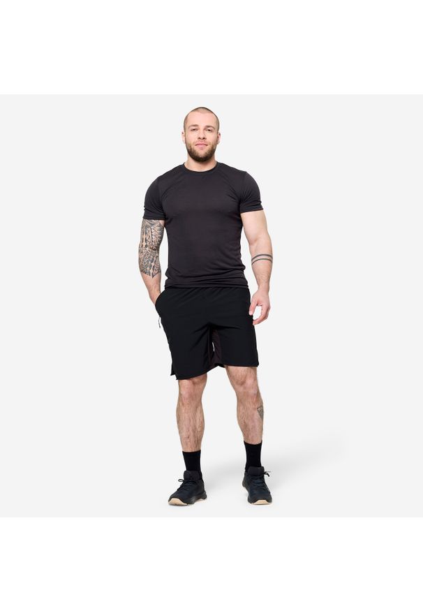 DOMYOS - Koszulka fitness męska Domyos slim krótki rękaw. Kolor: czarny. Materiał: wiskoza, poliester, materiał. Długość rękawa: krótki rękaw. Długość: krótkie. Sport: fitness