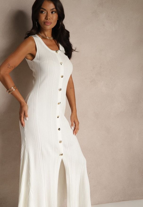 Renee - Biała Sweterkowa Sukienka z Wiskozy Ozdobiona Guzikami Lunioris. Okazja: na co dzień. Kolor: biały. Materiał: wiskoza. Wzór: aplikacja. Typ sukienki: proste. Styl: casual, elegancki