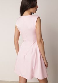 Born2be - Różowa Elegancka Sukienka Bez Rękawów Zdobiona Przypinkami w Talii Rhaegina. Okazja: na co dzień. Kolor: różowy. Długość rękawa: bez rękawów. Wzór: aplikacja. Typ sukienki: proste, rozkloszowane. Styl: elegancki #4