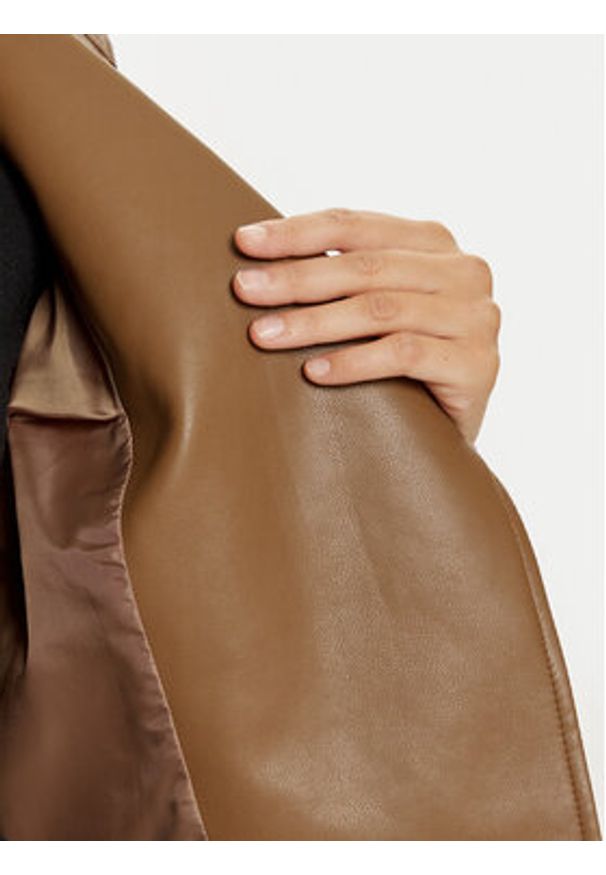 Vero Moda Kurtka z imitacji skóry Riley 10302441 Brązowy Slim Fit. Kolor: brązowy. Materiał: skóra