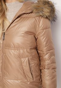 Born2be - Ciemnobeżowa Kurtka Pikowana z Kapturem z Odpinanym Futerkiem i Dłuższym Tyłem Clorina. Okazja: na co dzień. Typ kołnierza: kaptur. Kolor: brązowy. Materiał: futro. Długość: długie. Wzór: aplikacja. Styl: klasyczny, casual, elegancki #5