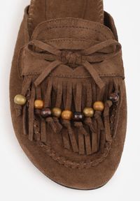 Born2be - Ciemnobrązowe Klapki VICES Typu Mule z Koralikami Frędzlami i Kokardą Dioleora. Okazja: na co dzień. Kolor: brązowy. Wzór: aplikacja. Styl: casual, elegancki #8