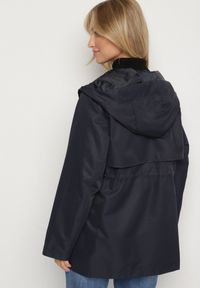 Born2be - Granatowa Klasyczna Kurtka Parka z Kapturem i Ściągaczem w Pasie Cinelle. Okazja: na co dzień. Typ kołnierza: kaptur. Kolor: niebieski. Materiał: jeans, skóra. Styl: klasyczny #6