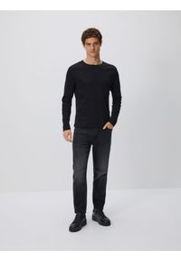 Reserved - Jeansy carrot slim z efektem sprania - czarny. Kolor: czarny