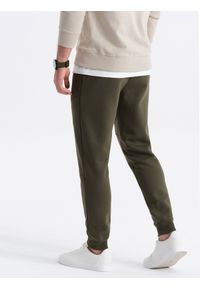 Ombre Clothing - Spodnie męskie dresowe joggery - oliwkowe V2 OM-PASK-22FW-008 - XXL. Kolor: oliwkowy. Materiał: dresówka. Wzór: geometria #6