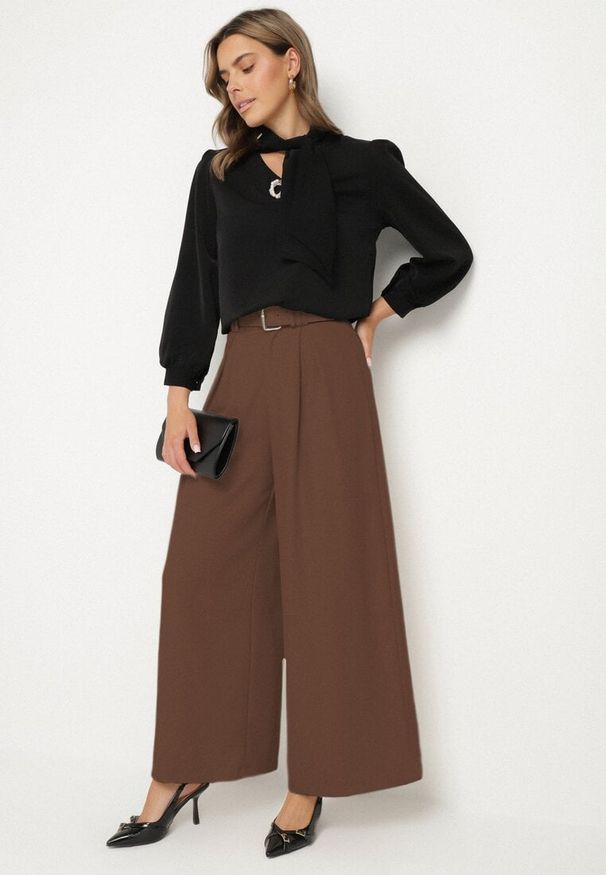 Born2be - Czarna Bluzka Koszulowa z Ozdobnym Żabotem z Perłami Gonadia. Okazja: na co dzień. Typ kołnierza: z żabotem. Kolor: czarny. Materiał: jeans. Długość rękawa: długi rękaw. Długość: długie. Styl: casual