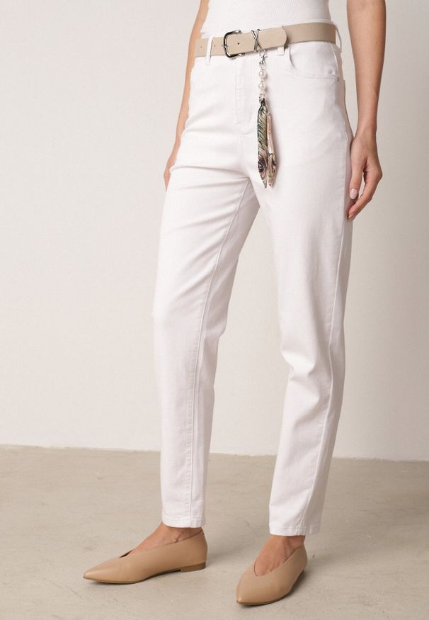 Born2be - Białe Bawełniano-Wiskozowe Jeansy Mom Fit z Dodatkowym Paskiem Papheilise. Okazja: na co dzień, do pracy, na spotkanie biznesowe. Kolor: biały. Styl: klasyczny, casual, biznesowy, elegancki