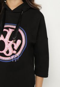 Born2be - Czarna Bluza z Kapturem i Rękawami 3/4 Zdobiona Nadrukiem Saniriora. Typ kołnierza: kaptur. Kolor: czarny. Materiał: jeans. Wzór: aplikacja, nadruk. Styl: klasyczny, elegancki #5