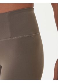 GIRLFRIEND COLLECTIVE - Girlfriend Collective Szorty sportowe Float 4023 Beżowy Slim Fit. Kolor: beżowy. Materiał: syntetyk