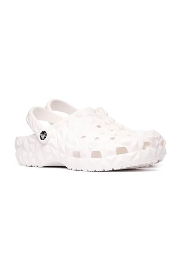 Buty do chodzenia męskie Crocs Classic Geometric Clog. Zapięcie: bez zapięcia. Kolor: biały. Materiał: materiał, syntetyk. Szerokość cholewki: normalna. Sport: turystyka piesza