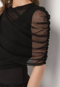 Born2be - Czarna Koktajlowa Sukienka Zdobiona Marszczeniem z Siateczkową Narzutką Millanea. Okazja: na co dzień. Kolor: czarny. Wzór: aplikacja. Typ sukienki: proste. Styl: wizytowy #7