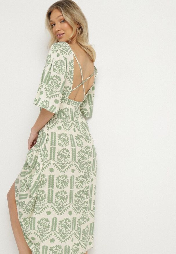 Born2be - Zielono-Kremowa Sukienka Wiskozowa Rozkloszowana z Odkrytymi Plecami w Print Boho Turaisa. Okazja: na co dzień. Typ kołnierza: dekolt w kształcie V. Kolor: zielony. Materiał: wiskoza. Długość rękawa: długi rękaw. Wzór: nadruk. Typ sukienki: proste, rozkloszowane. Styl: boho