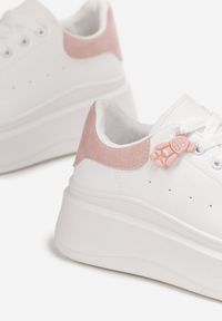 Renee - Biało-Różowe Sznurowane Sneakersy na Platformie z Aplikacją przy Sznurówkach Khirlie. Kolor: różowy. Wzór: aplikacja. Obcas: na platformie #5