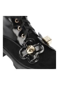 Czarne Botki S.Barski Modne Buty Damskie. Okazja: na co dzień, na spotkanie biznesowe. Zapięcie: sznurówki. Kolor: czarny. Materiał: skóra ekologiczna, lakier. Wzór: kwiaty. Obcas: na obcasie. Styl: casual, rockowy, biznesowy. Wysokość obcasa: średni #8