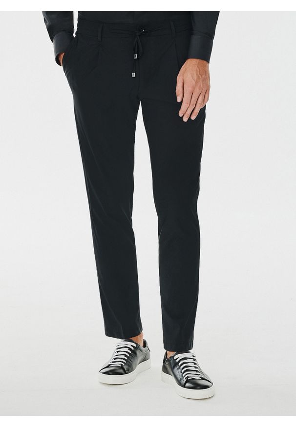 Pako Lorente - PAKO LORENTE – Spodnie garniturowe w kolorze czarnym. Kolor: czarny. Materiał: poliamid, elastan. Wzór: gładki
