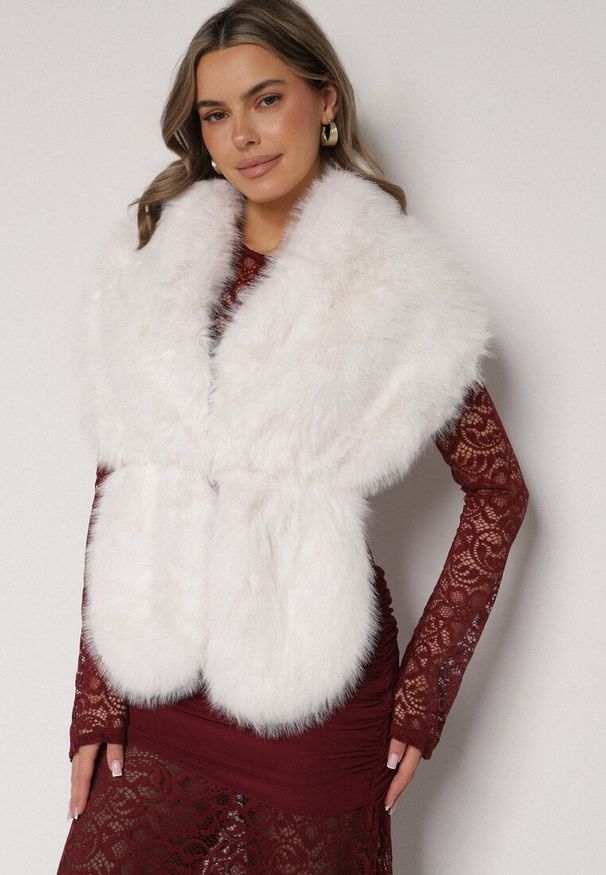 Born2be - Białe Futrzane Ponczo z Zapięciem Montillene. Kolor: biały. Materiał: futro