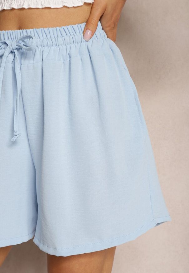 Renee - Jasnoniebieskie Szorty o Luźnym Kroju High Waist z Gumką w Talii Vimallora. Okazja: na imprezę. Stan: podwyższony. Kolor: niebieski. Sezon: lato. Styl: elegancki