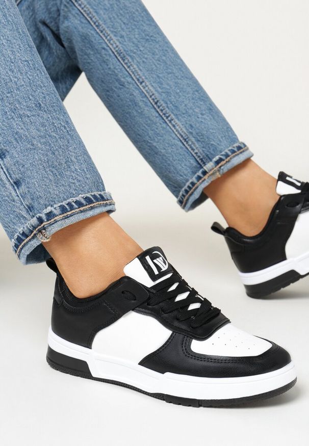 Born2be - Biało-Czarne Sneakersy z Imitacji Skóry Zdobione Wstawkami Naini. Wysokość cholewki: przed kostkę. Nosek buta: okrągły. Kolor: biały. Materiał: skóra. Szerokość cholewki: normalna. Wzór: aplikacja. Sezon: lato
